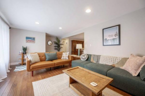 Long Lake Escape, Modern 3 Bedroom, Lower Unit of Duplex Home, Minutes to Downtown Traverse